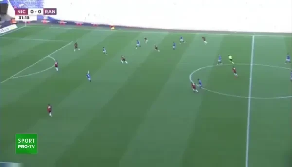 Sut din afara careului trimis de Ianis Hagi, portarul lui Nice blocheaza!