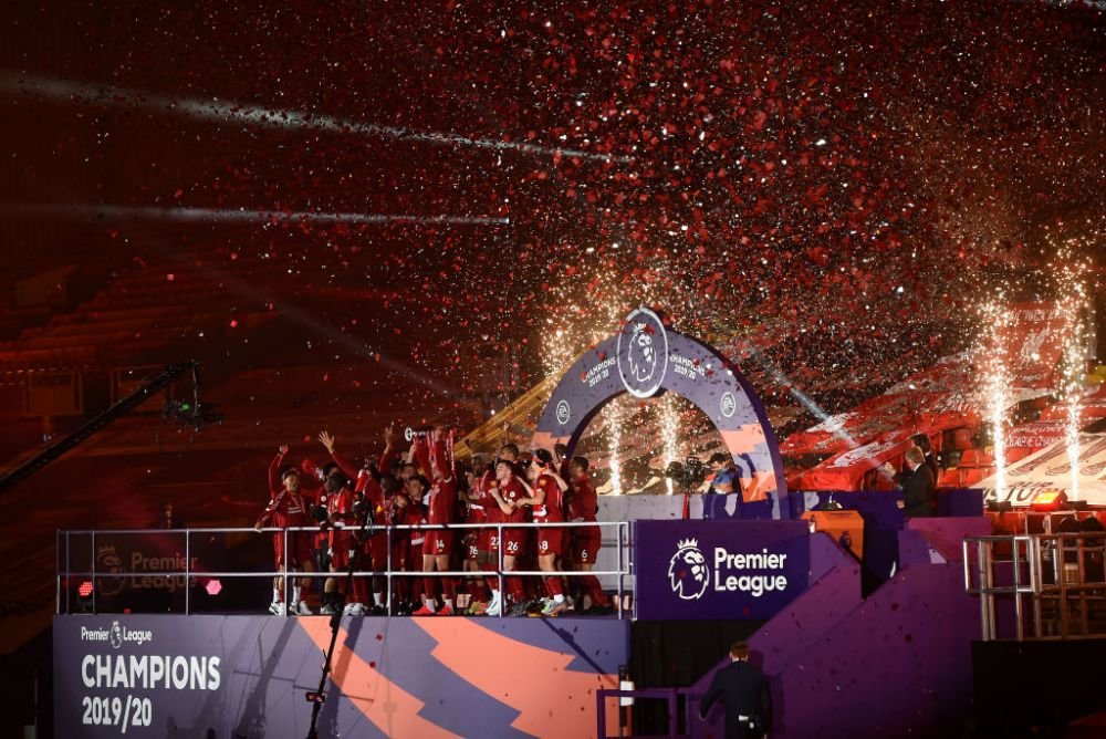 Imagini FANTASTICE de pe Anfield! Singuri pe teren, mii de oameni in afara lui! Jucatorii lui Liverpool au sarbatorit titlul cu SHOW TOTAL la stadion_2