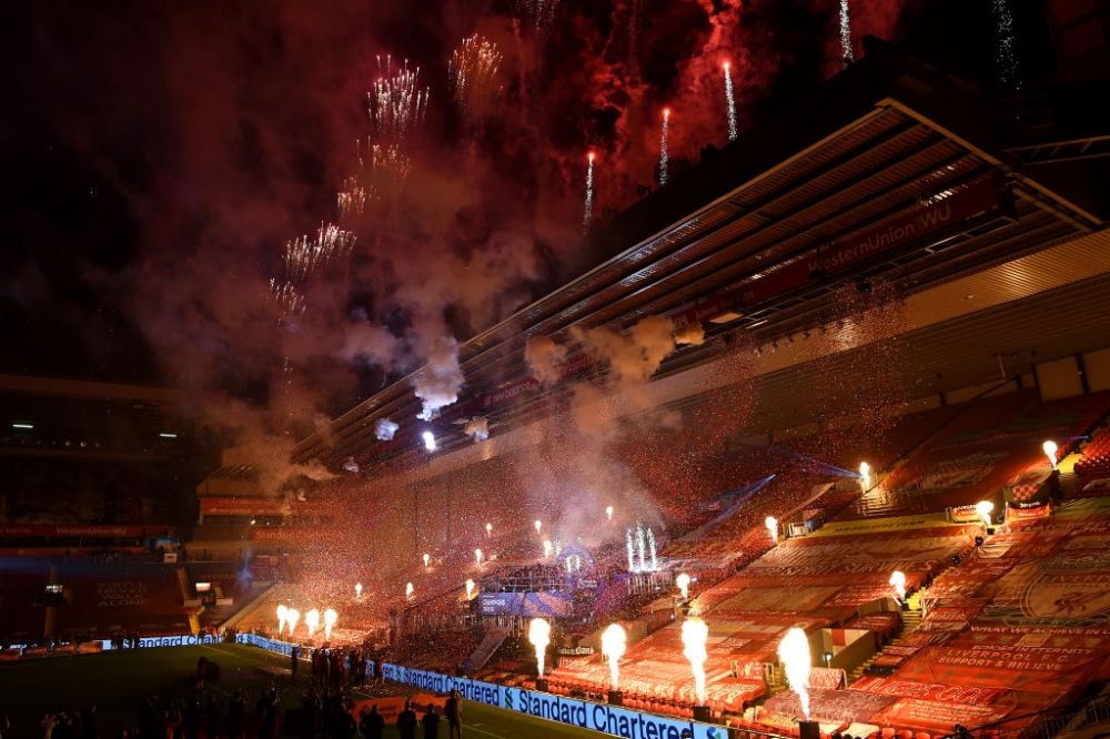Imagini FANTASTICE de pe Anfield! Singuri pe teren, mii de oameni in afara lui! Jucatorii lui Liverpool au sarbatorit titlul cu SHOW TOTAL la stadion_4