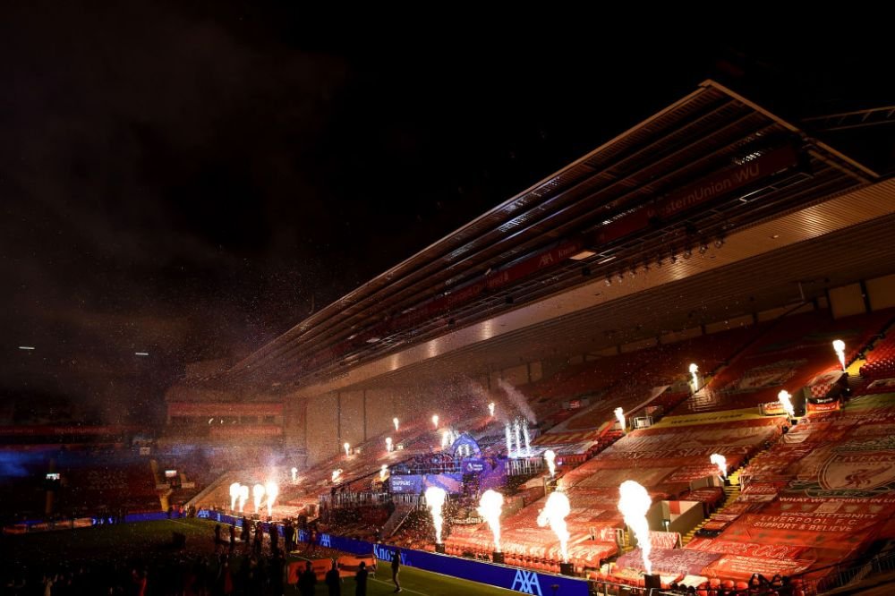Imagini FANTASTICE de pe Anfield! Singuri pe teren, mii de oameni in afara lui! Jucatorii lui Liverpool au sarbatorit titlul cu SHOW TOTAL la stadion_5