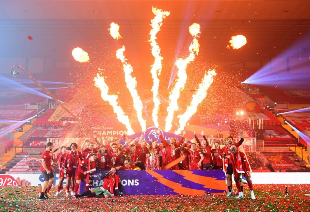 Imagini FANTASTICE de pe Anfield! Singuri pe teren, mii de oameni in afara lui! Jucatorii lui Liverpool au sarbatorit titlul cu SHOW TOTAL la stadion_8