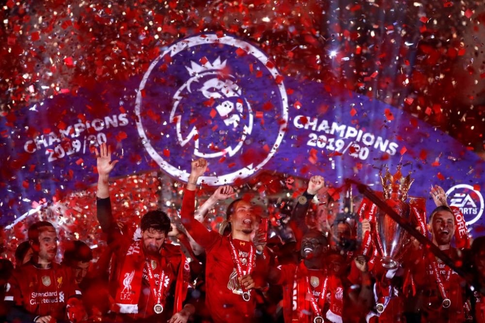 Imagini FANTASTICE de pe Anfield! Singuri pe teren, mii de oameni in afara lui! Jucatorii lui Liverpool au sarbatorit titlul cu SHOW TOTAL la stadion_9