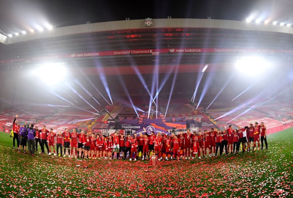 Imagini FANTASTICE de pe Anfield! Singuri pe teren, mii de oameni in afara lui! Jucatorii lui Liverpool au sarbatorit titlul cu SHOW TOTAL la stadion_10