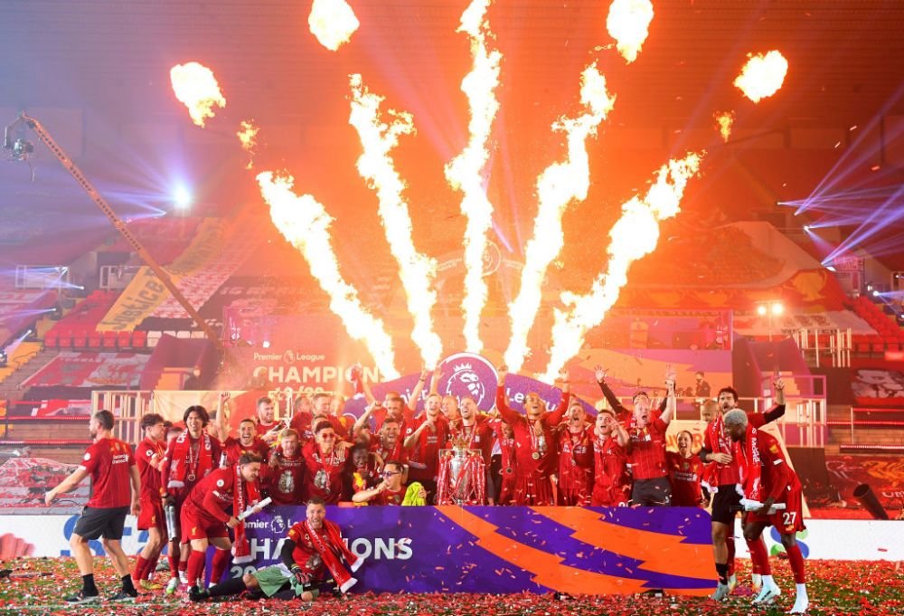 Imagini FANTASTICE de pe Anfield! Singuri pe teren, mii de oameni in afara lui! Jucatorii lui Liverpool au sarbatorit titlul cu SHOW TOTAL la stadion_13