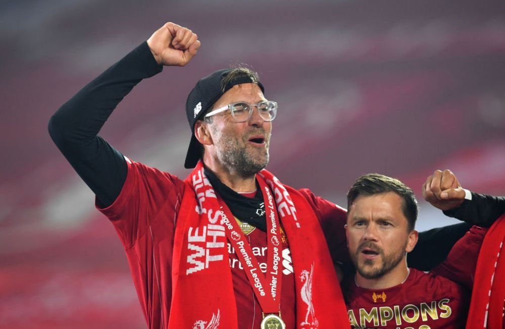 Imagini FANTASTICE de pe Anfield! Singuri pe teren, mii de oameni in afara lui! Jucatorii lui Liverpool au sarbatorit titlul cu SHOW TOTAL la stadion_14