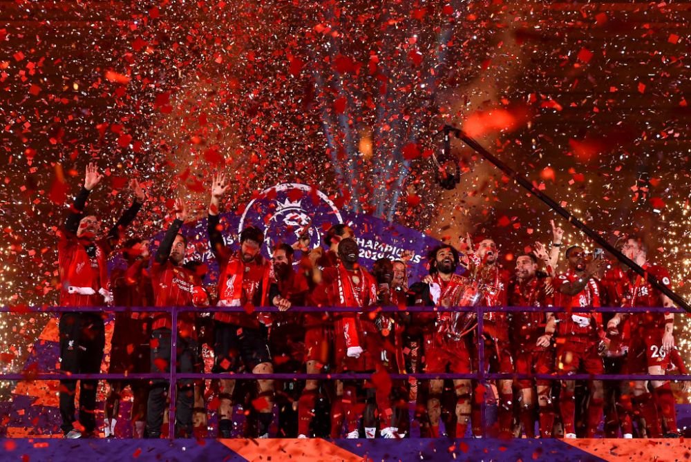 Imagini FANTASTICE de pe Anfield! Singuri pe teren, mii de oameni in afara lui! Jucatorii lui Liverpool au sarbatorit titlul cu SHOW TOTAL la stadion_15