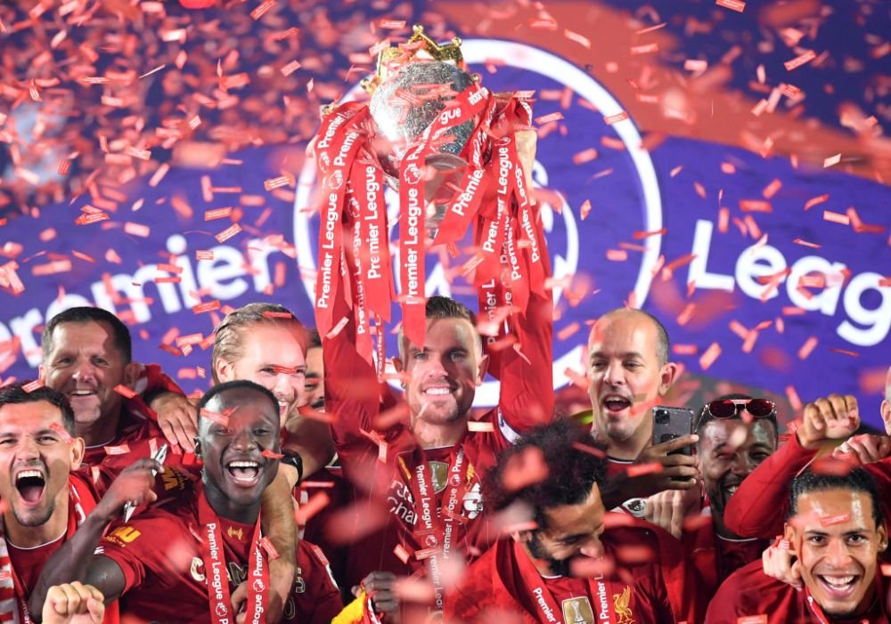 Imagini FANTASTICE de pe Anfield! Singuri pe teren, mii de oameni in afara lui! Jucatorii lui Liverpool au sarbatorit titlul cu SHOW TOTAL la stadion_16