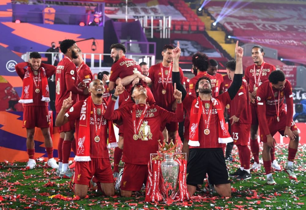 Imagini FANTASTICE de pe Anfield! Singuri pe teren, mii de oameni in afara lui! Jucatorii lui Liverpool au sarbatorit titlul cu SHOW TOTAL la stadion_17