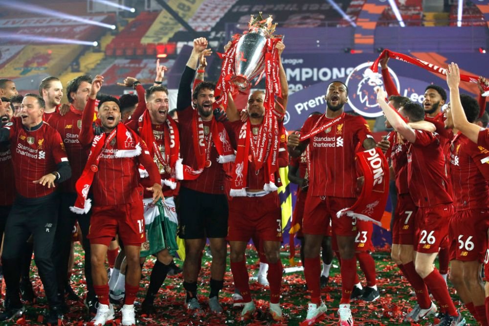 Imagini FANTASTICE de pe Anfield! Singuri pe teren, mii de oameni in afara lui! Jucatorii lui Liverpool au sarbatorit titlul cu SHOW TOTAL la stadion_18