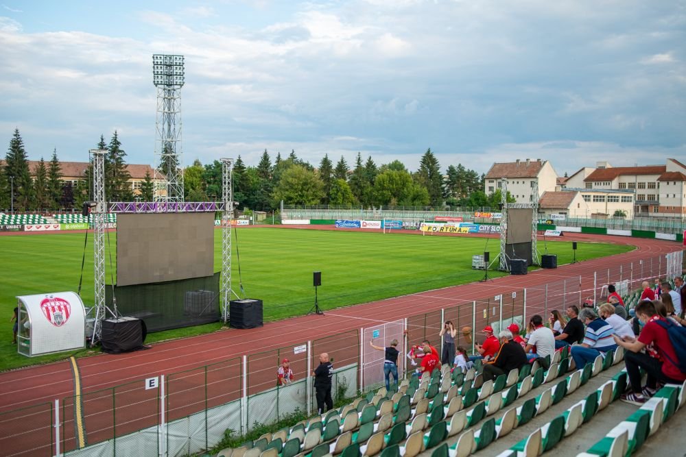 Galerie | La Ploiesti au fost tribunele goale la finala Cupei Romaniei, dar sute de fani au urmarit meciul pe stadionul lui Sepsi!_2