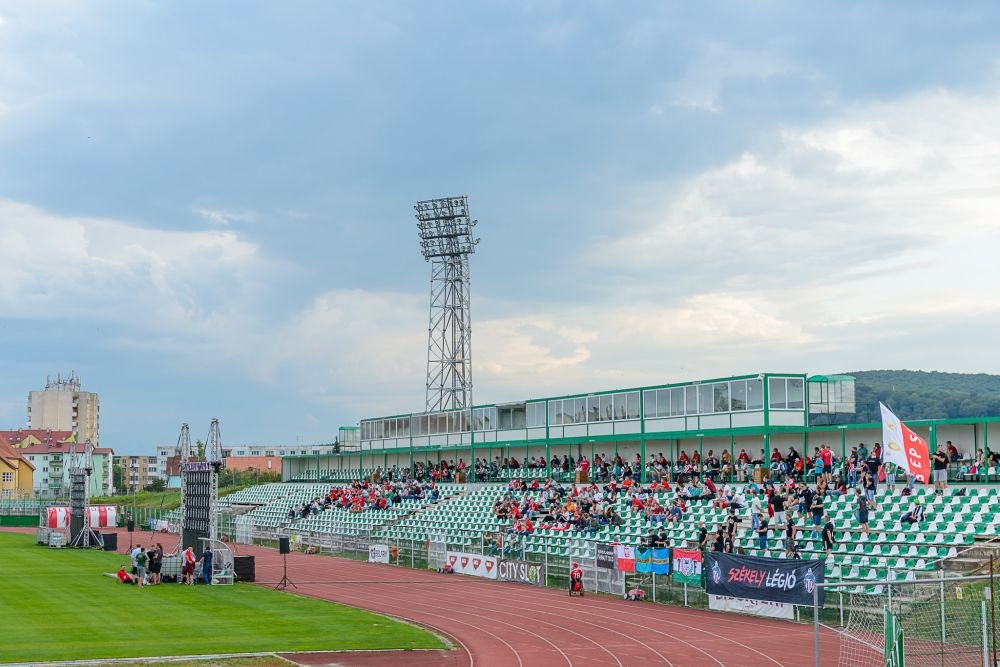 Galerie | La Ploiesti au fost tribunele goale la finala Cupei Romaniei, dar sute de fani au urmarit meciul pe stadionul lui Sepsi!_3