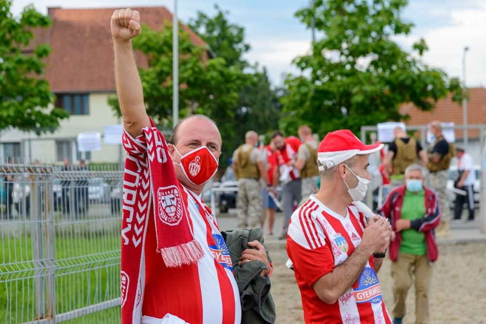 Galerie | La Ploiesti au fost tribunele goale la finala Cupei Romaniei, dar sute de fani au urmarit meciul pe stadionul lui Sepsi!_4