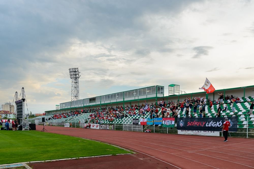 Galerie | La Ploiesti au fost tribunele goale la finala Cupei Romaniei, dar sute de fani au urmarit meciul pe stadionul lui Sepsi!_7