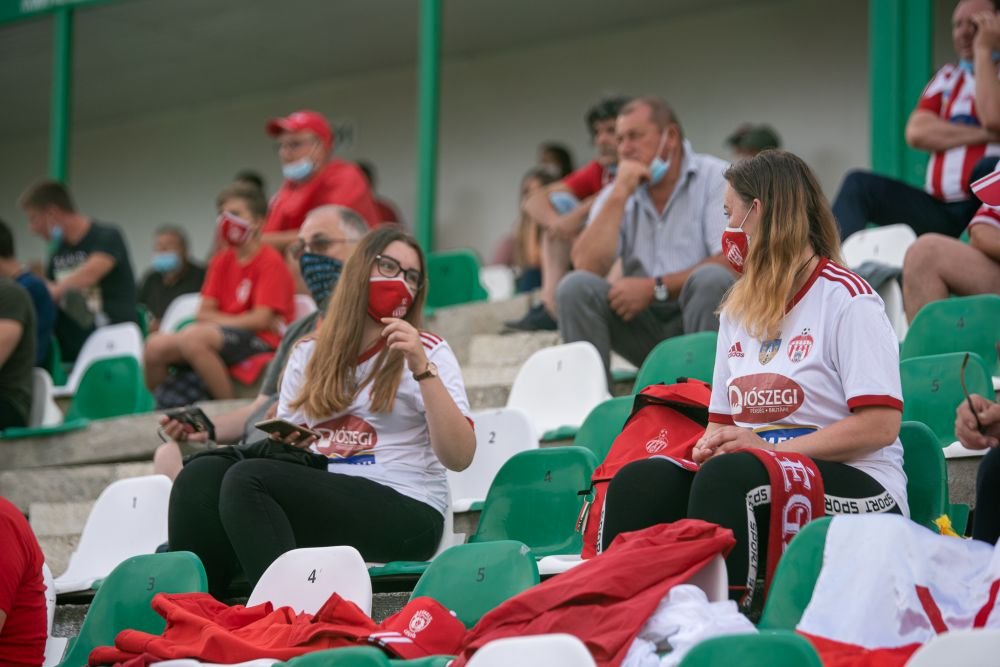 Galerie | La Ploiesti au fost tribunele goale la finala Cupei Romaniei, dar sute de fani au urmarit meciul pe stadionul lui Sepsi!_9