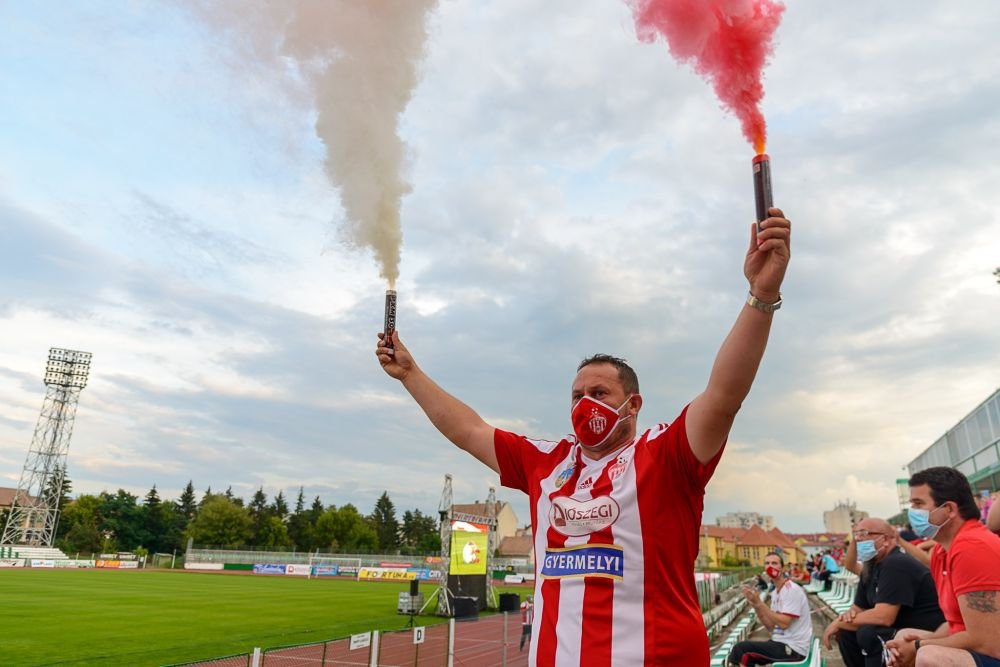Galerie | La Ploiesti au fost tribunele goale la finala Cupei Romaniei, dar sute de fani au urmarit meciul pe stadionul lui Sepsi!_11