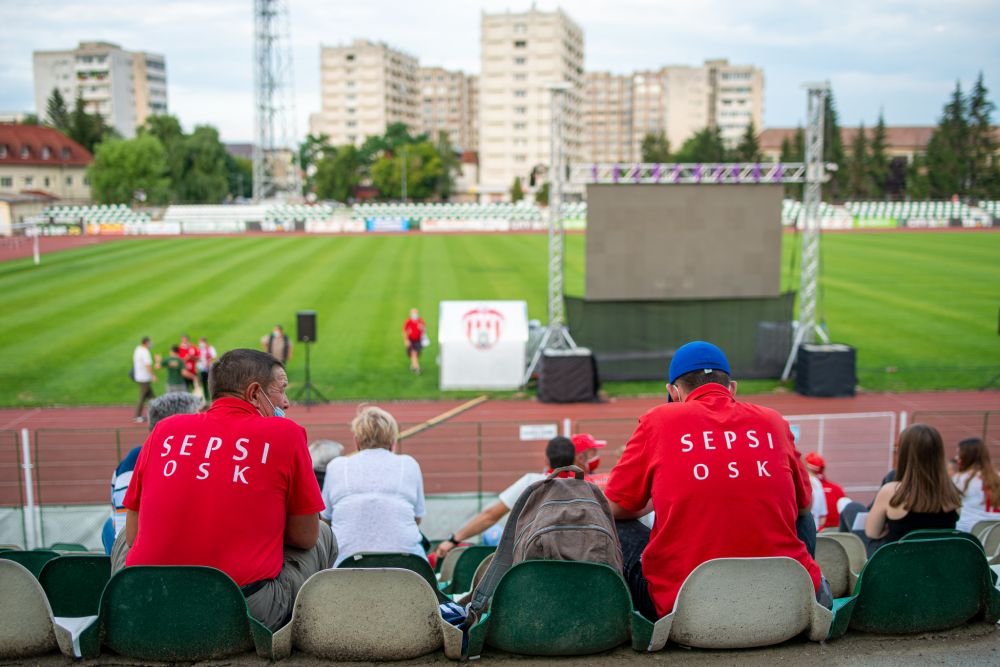 Galerie | La Ploiesti au fost tribunele goale la finala Cupei Romaniei, dar sute de fani au urmarit meciul pe stadionul lui Sepsi!_13