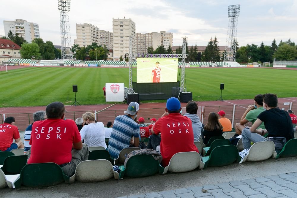 Galerie | La Ploiesti au fost tribunele goale la finala Cupei Romaniei, dar sute de fani au urmarit meciul pe stadionul lui Sepsi!_15