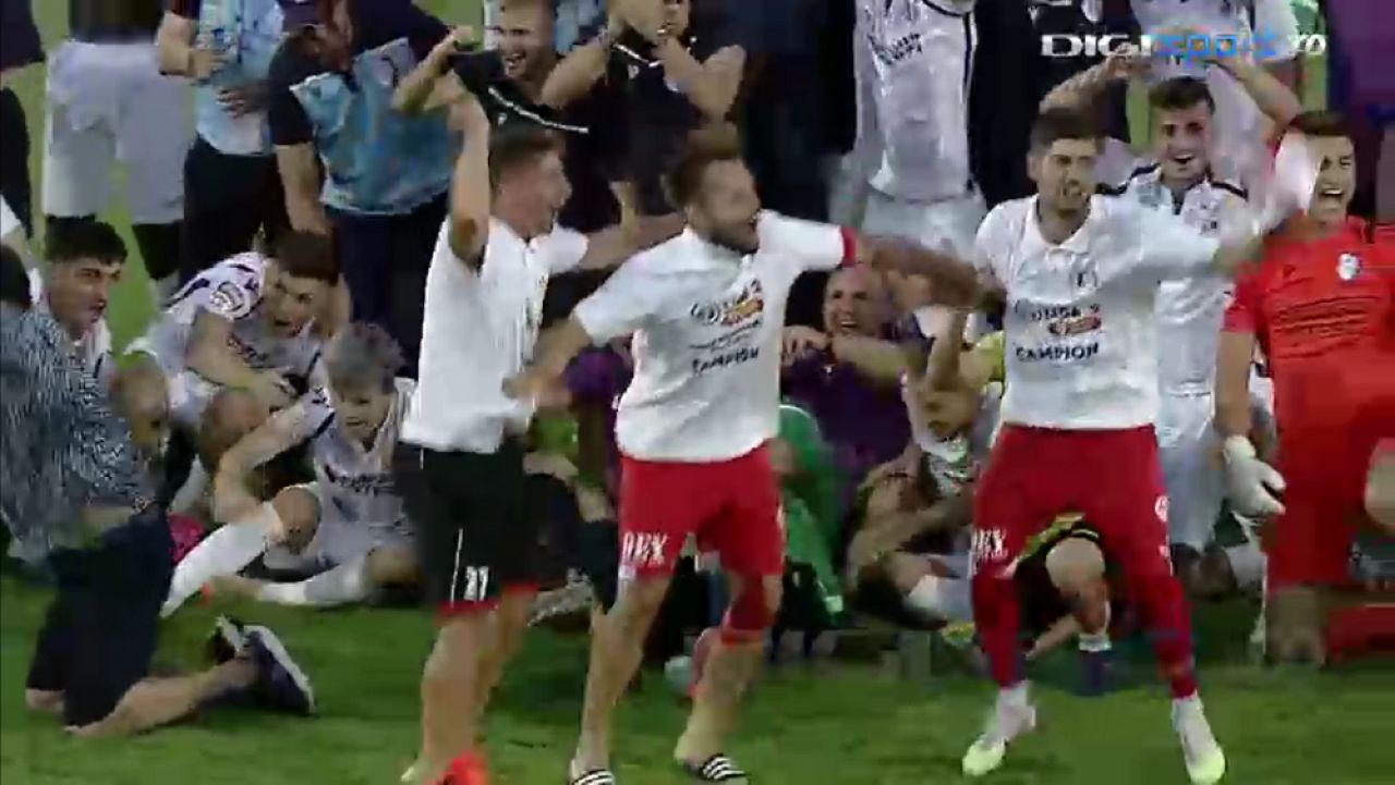 Imagini SENZATIONALE de la Arges! Jucatorii de la Arges si UTA au sarbatorit IMPREUNA promovarea in Liga 1! HAOS si pe strazile din Arad_1