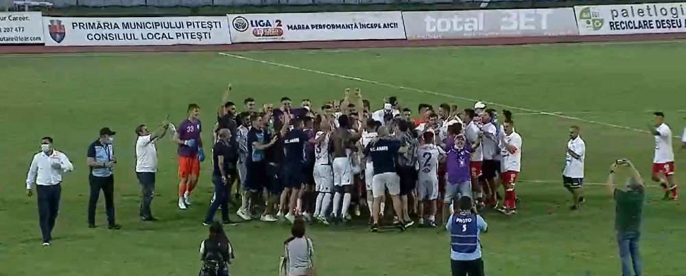 Imagini SENZATIONALE de la Arges! Jucatorii de la Arges si UTA au sarbatorit IMPREUNA promovarea in Liga 1! HAOS si pe strazile din Arad_2