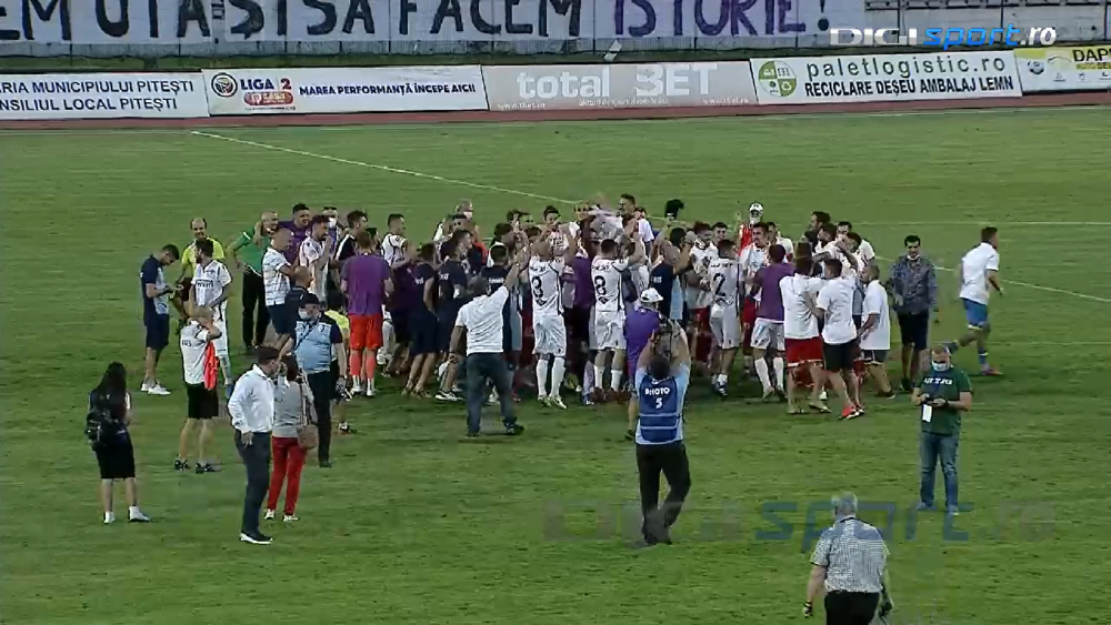 Imagini SENZATIONALE de la Arges! Jucatorii de la Arges si UTA au sarbatorit IMPREUNA promovarea in Liga 1! HAOS si pe strazile din Arad_3
