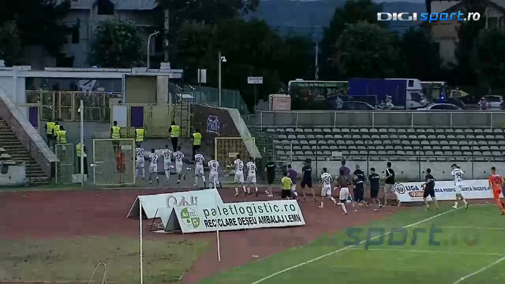 Imagini SENZATIONALE de la Arges! Jucatorii de la Arges si UTA au sarbatorit IMPREUNA promovarea in Liga 1! HAOS si pe strazile din Arad_4