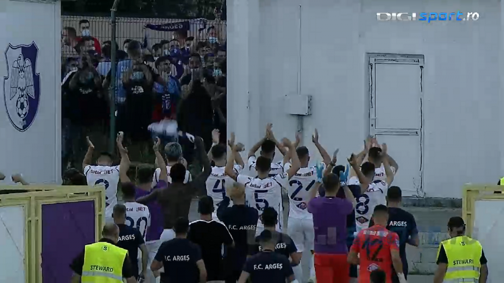 Imagini SENZATIONALE de la Arges! Jucatorii de la Arges si UTA au sarbatorit IMPREUNA promovarea in Liga 1! HAOS si pe strazile din Arad_5