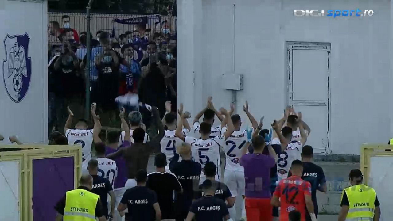 Imagini SENZATIONALE de la Arges! Jucatorii de la Arges si UTA au sarbatorit IMPREUNA promovarea in Liga 1! HAOS si pe strazile din Arad_5