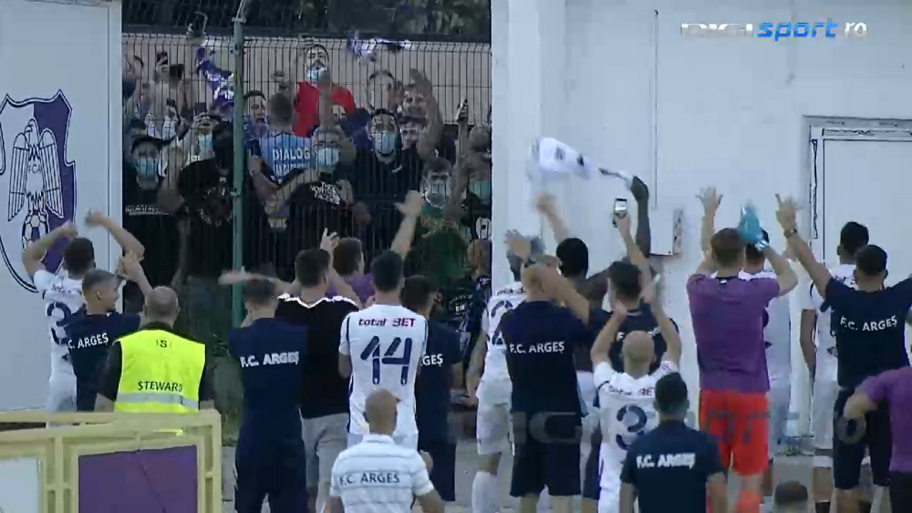 Imagini SENZATIONALE de la Arges! Jucatorii de la Arges si UTA au sarbatorit IMPREUNA promovarea in Liga 1! HAOS si pe strazile din Arad_6