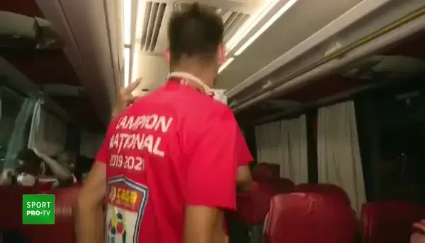 Ea e iubita mea! Cu ea dorm! Omrani a FURAT trofeul de campion al Ligii 1! Momente GENIALE in autocarul CFR-ului