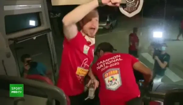 Jucatorii CFR-ului, muzica si claxoane in autocar :)