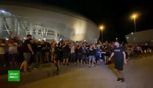 Scene INCREDIBILE in fata stadionului dupa ce Craiova a pierdut titlul! Jucatorii au venit in fata ultrasilor: ce a putut sa urmeze