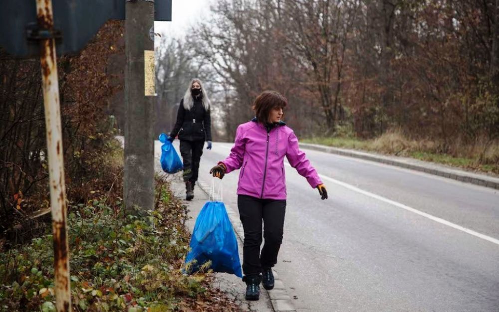 Fac sport si aduna gunoaiele de pe marginea drumului si din paduri! Cel mai ecologic mod de a face miscare a ajuns si in Romania_2