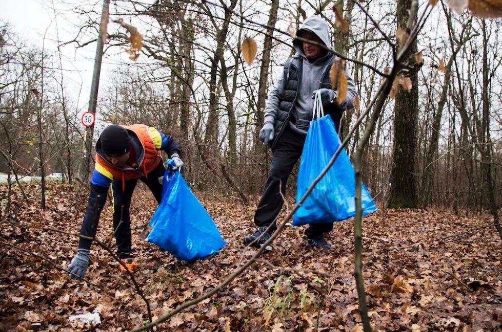 Fac sport si aduna gunoaiele de pe marginea drumului si din paduri! Cel mai ecologic mod de a face miscare a ajuns si in Romania_3