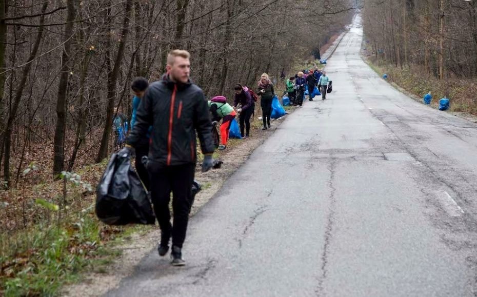 Fac sport si aduna gunoaiele de pe marginea drumului si din paduri! Cel mai ecologic mod de a face miscare a ajuns si in Romania_6
