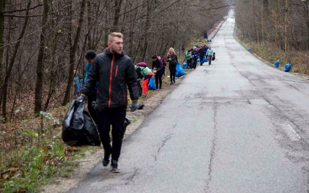 Fac sport si aduna gunoaiele de pe marginea drumului si din paduri! Cel mai ecologic mod de a face miscare a ajuns si in Romania_6