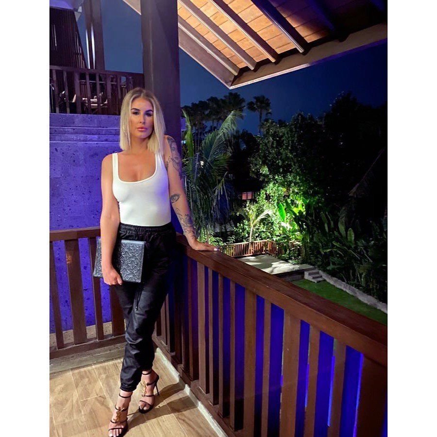 A renuntat la munca de birou 'plictisitoare' si a ajuns sa castige 11 000 de euro pe zi! Modelul de pe un site pentru adulti care si-a schimbat viata complet_9
