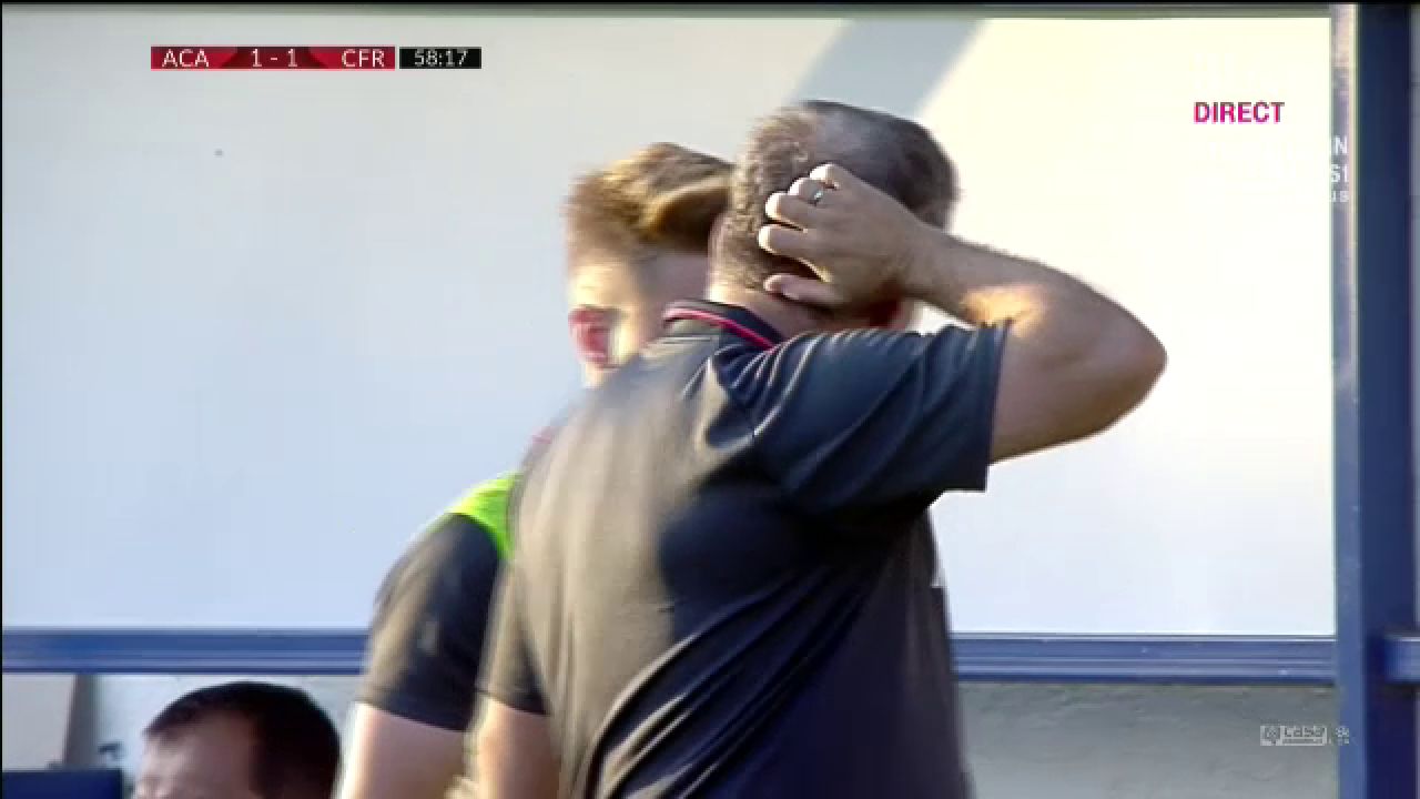 'BIZONUL' s-a mutat la CFR! :) Gnohere nu mai e grasutul Ligii 1! Cum ce look pufos a aparut Petrescu pe banca in meciul cu Clinceni_9