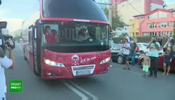 Momente IREALE in fata National Arena! Ultrasii lui Dinamo au venit in fata autocarului! Ce i-au cerut lui Multescu
