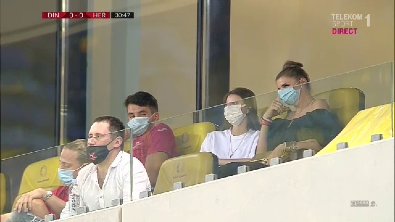 Uite-le, uite-le, uite-le PATROANELE! :) Cum au fost surprinse Anamaria Prodan si fiica ei in loja National Arena la meciul cu Dinamo_1