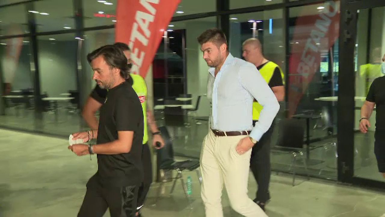 L-a lasat pe PATRONAS sa vina la meci! :) Becali, inlocuit in loja de sotul fiicei sale! Cu ce masina de lux a venit la stadion_2