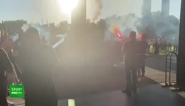 Trupul lui Emil Jula a fost adus in tara la 8 zile de la decesul sau. Ultrasii lui U Cluj l-au asteptat la stadion