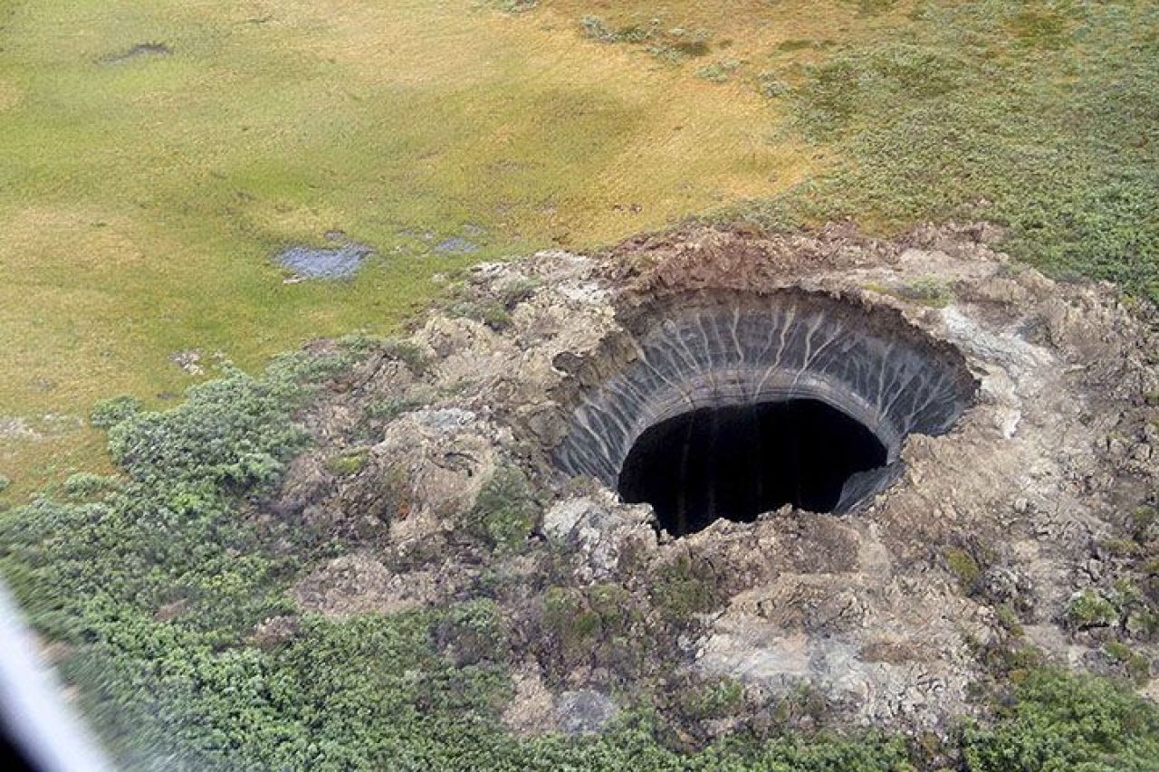 A aparut de NICAIERI dupa o explozie misterioasa! Craterul de 50 de metri adancime care a SOCAT planeta_3