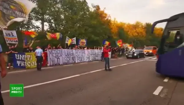 Scene FANTASTICE pentru romani inaintea meciului cu Irlanda de Nord! Ultrasii i-au asteptat la plecarea spre stadion! Ce s-a intamplat