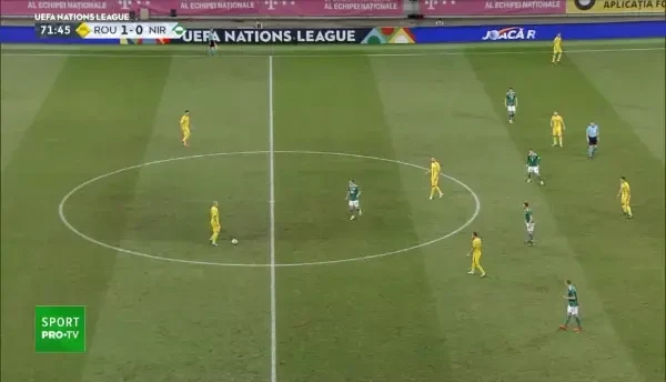 Bara Romania! Evans incearca sa respinga in corner, dar mingea e aproape sa-l bata pe Peacock Farell!