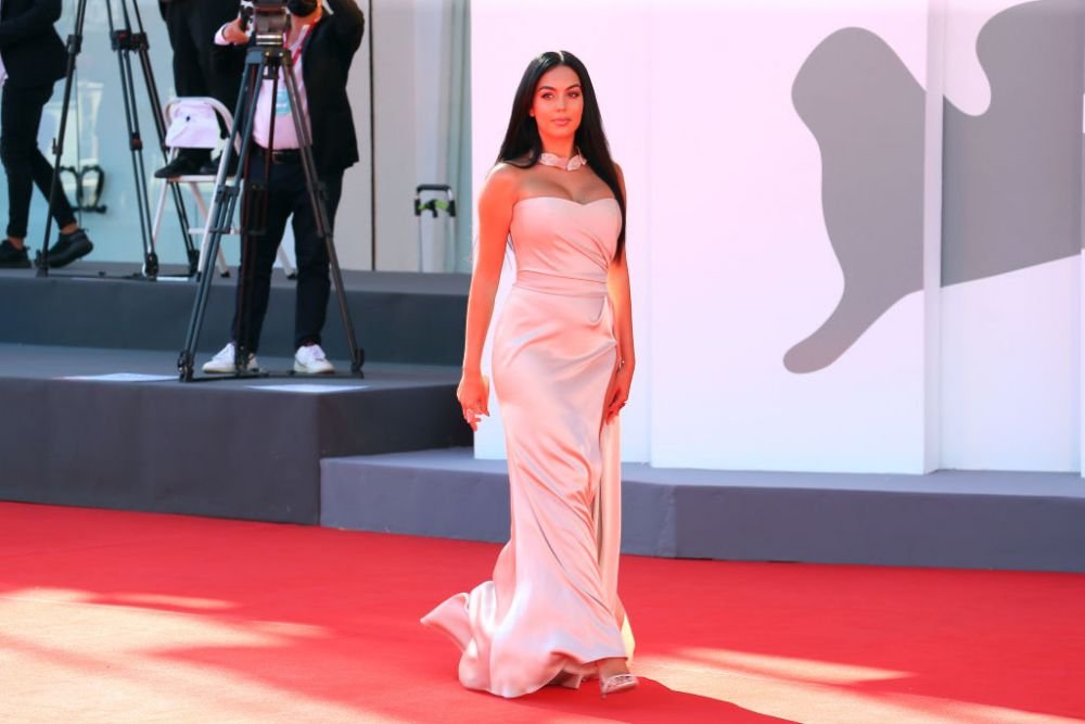 Toti ochii au fost pe ea! Georgina a dovedit ca nu are nevoie de Ronaldo ca sa STRALUCEASCA! Aparitie incendiara la Festivalul de Film de la Venetia