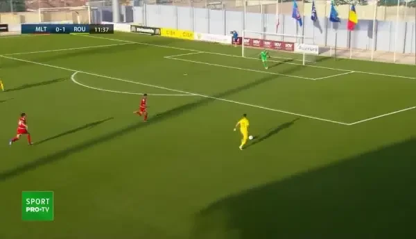 Man centreaza bine pentru Mihaila, dar atacantul nu prinde balonul