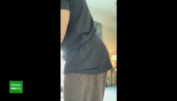 Van Damme a luat-o RAZNA pe muzica unui roman! Si-a aratat muschii si a inceput sa se RUPA IN FIGURI! :)) Clipul care face inconjurul lumii