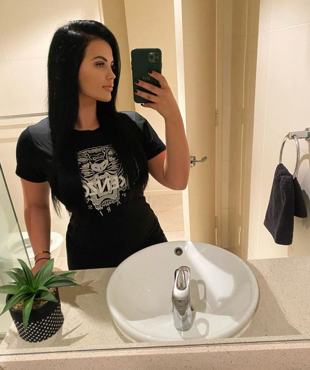 Femeia pilot care a renuntat la curse si a intrat in industria filmelor pentru adulti si-a schimbat aspectul! Arata precum Kim Kardashian si a platit 9 000 de euro pentru asta