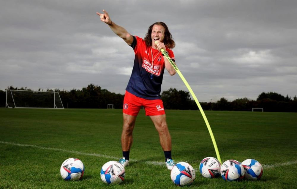 I s-a cerut sa se tunda, ca sa fie angajat in Premier League! Povestea antrenorului care este star rock si care a uimit fotbalul englez