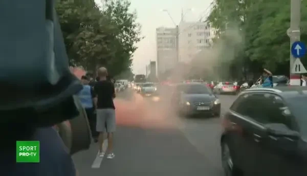 Scene INCREDIBILE in fata stadionului Dinamo! Ultrasii au BLOCAT traficul, jandarmii s-au chinuit sa-i tina! Atmosfera de SUPER DERBY
